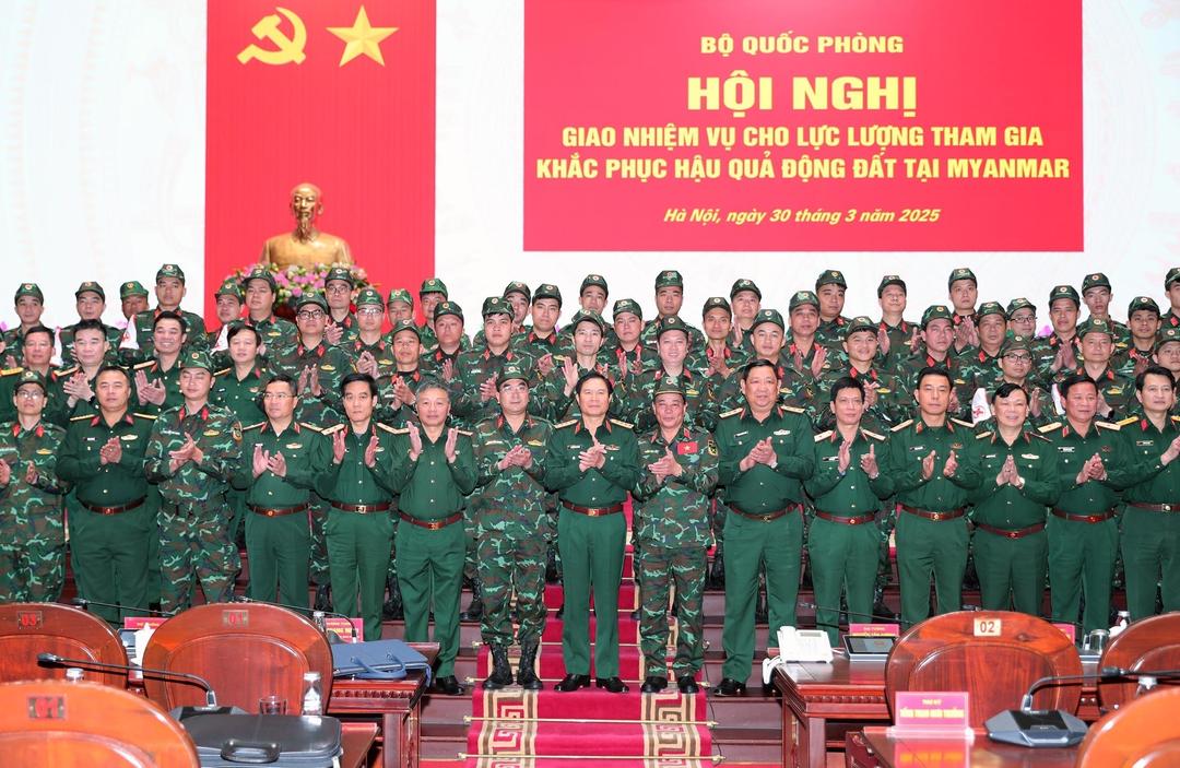 Đại tướng Nguyễn Tân Cương, Tổng Tham mưu trưởng, Thứ trưởng Bộ Quốc phòng và lực lượng cứu trợ trước giờ lên đường sang Myanmar ngay trong chiều ngày 30/3.