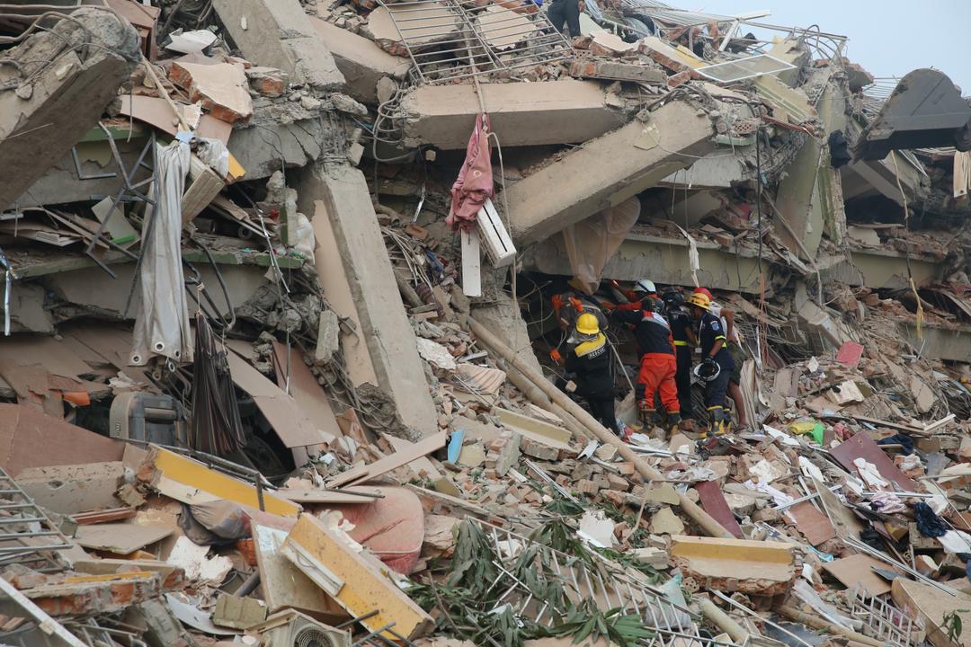 Lực lượng cứu hộ tại hiện trường động đất ở Mandalay, Myanmar ngày 30/3/2025.