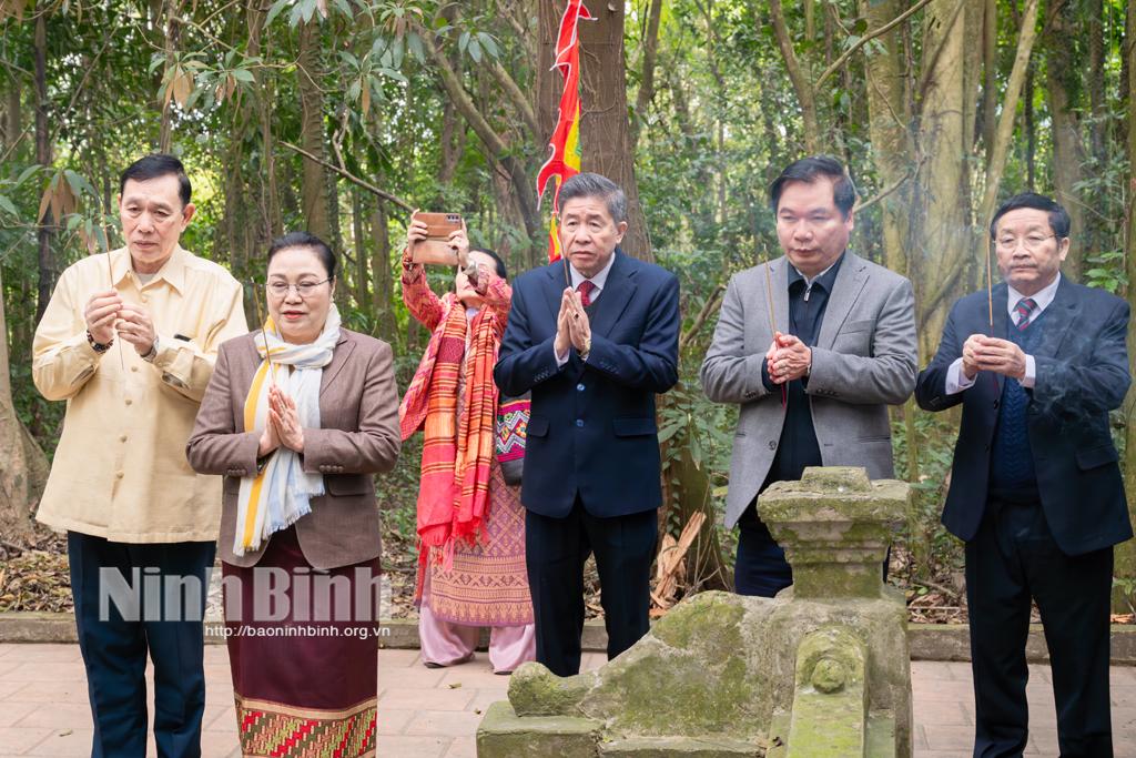 Các đại biểu dâng hương tại Đền thờ công chúa Nhồi Hoa.