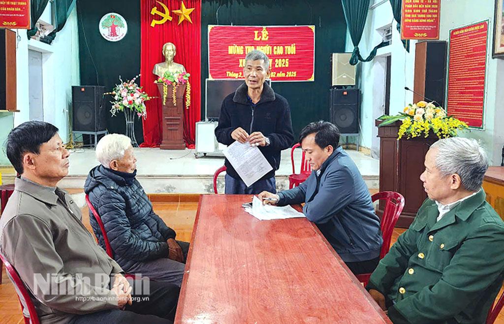 Thường trực Đảng ủy xã Khánh Cư (Yên Khánh) thường xuyên xuống cơ sở lắng nghe ý kiến, nắm bắt tình hình tư tưởng đảng viên và Nhân dân để có những chỉ đạo, định hướng kịp thời.