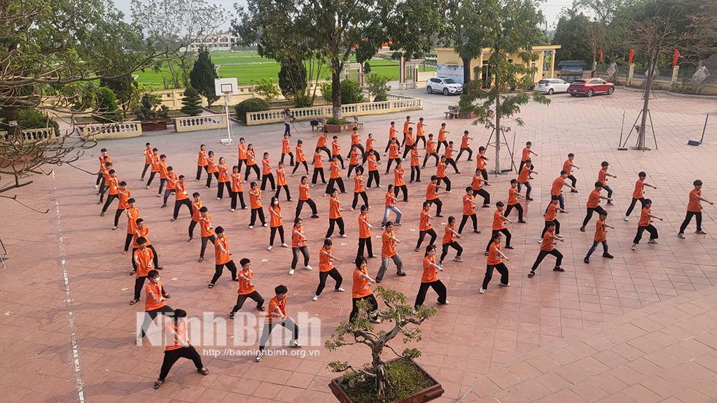 Học sinh Trường THCS Ninh Tiến luyện tập màn "Cờ lau tập trận".