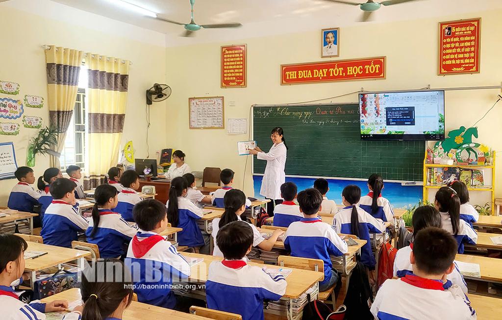 Nhân viên y tế học đường Trường Tiểu học Khánh Vân (Yên Khánh) tuyên truyền các biện pháp phòng chống dịch sởi cho các em học sinh.