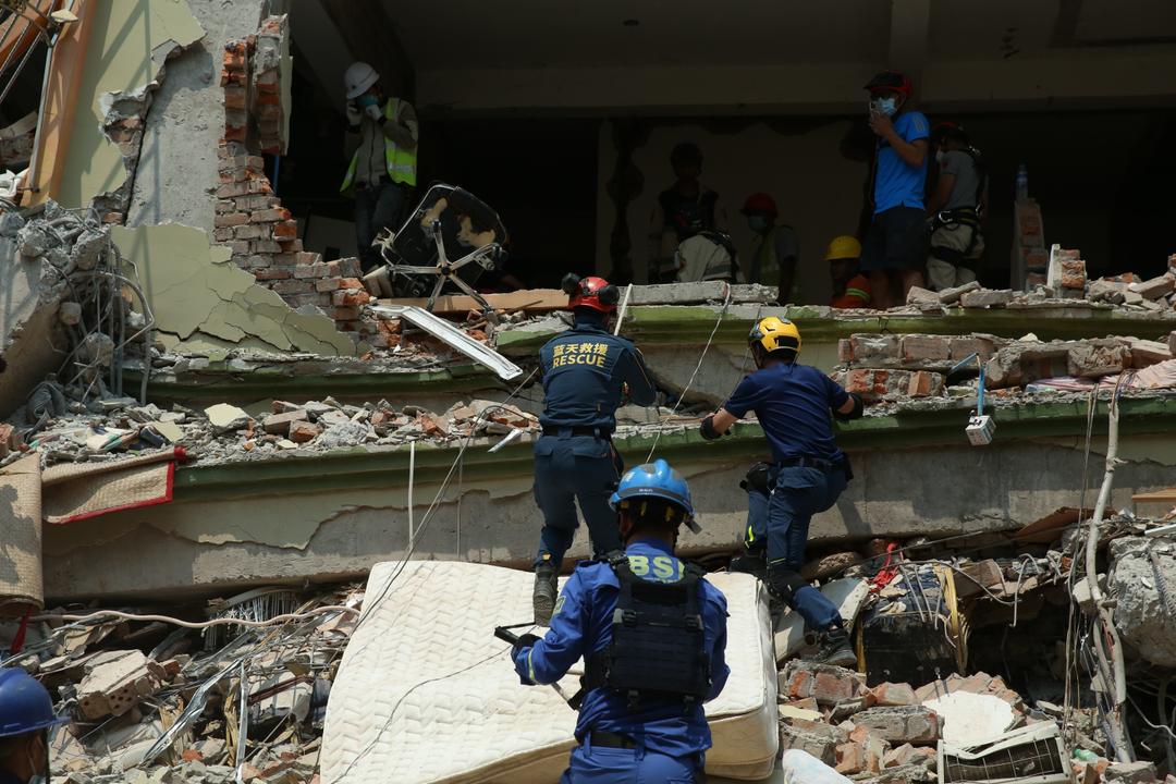 Lực lượng cứu hộ tìm kiếm người mất tích sau trận động đất tại Mandalay, Myanmar, ngày 30/3/2025. Ảnh: THX/TTXVN