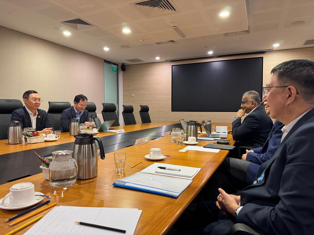 Đại sứ Trần Phước Anh (trái) và Tham tán Thương mại Cao Xuân Thắng trong buổi làm việc với SFA. Ảnh: TTXVN