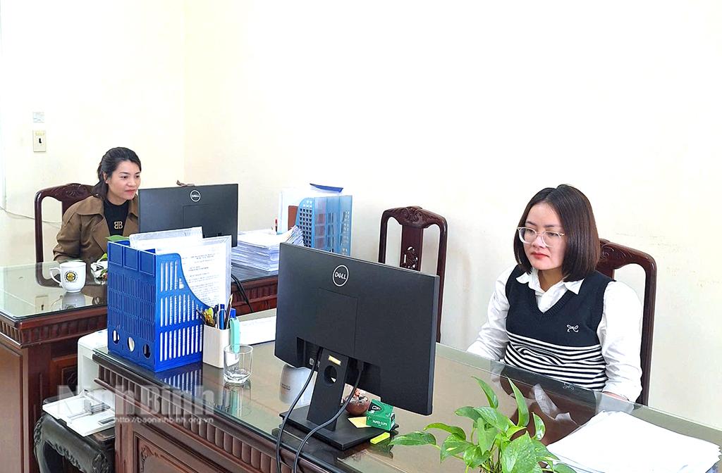 Cán bộ Chi cục Thống kê Ninh Bình thu thập thông tin về doanh nghiệp.