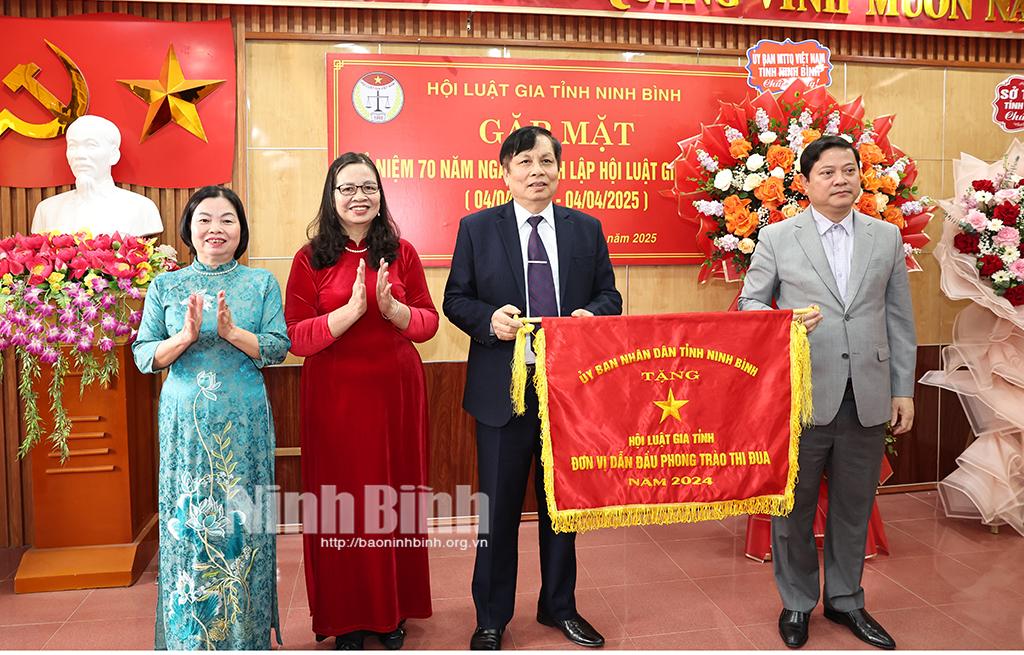 Đồng chí Lê Văn Kiên, Tỉnh ủy viên, Phó Chủ tịch Thường trực Uỷ ban MTTQ VN tỉnh trao Cờ thi đua của UBND tỉnh cho Hội Luật gia tỉnh.