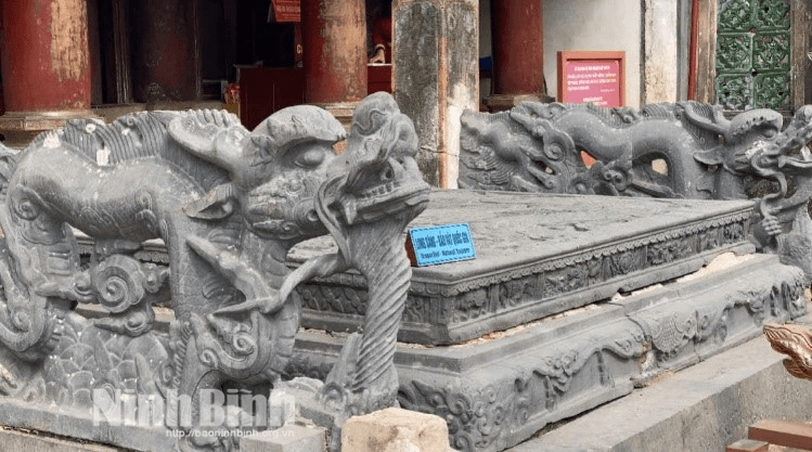 Long sàng đặt trước gian giữa nhà Bái Đường tại Đền thờ vua Đinh Tiên Hoàng.