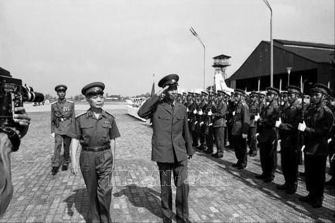 Đại tướng Võ Nguyên Giáp, Bộ trưởng Bộ Quốc phòng đón Phó thủ tướng, Bộ trưởng Bộ Quốc phòng Lào Khamtay Siphandone thăm Việt Nam (năm 1977). Ảnh: TTXVN