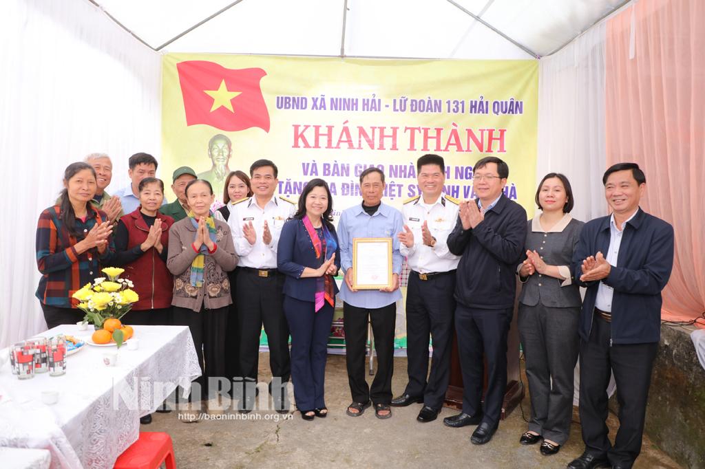 Các đại biểu dự lễ khánh thành nhà tình nghĩa cho gia đình ông Đinh Vặn Thật - là em trai của liệt sỹ Đinh Văn Thà, xã Ninh Hải, thành phố Hoa Lư.