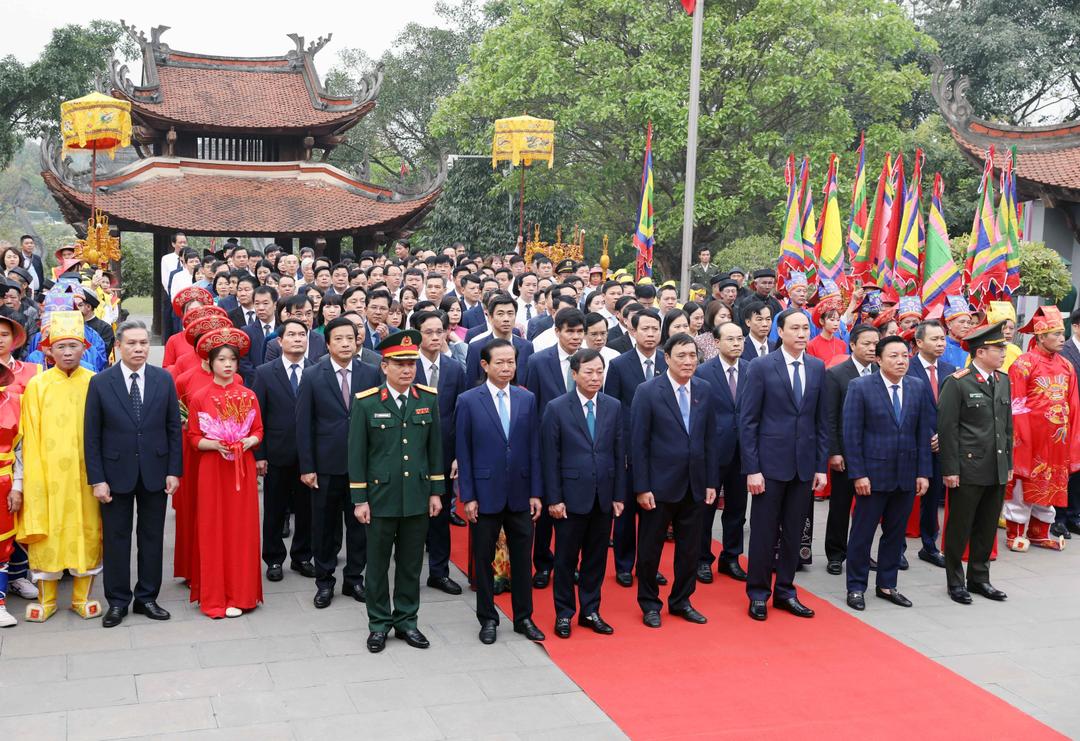 Bí thư Tỉnh ủy Phú Thọ Bùi Minh Châu cùng các đại biểu dâng hương tưởng niệm Đức Quốc Tổ Lạc Long Quân. Ảnh: TTXVN