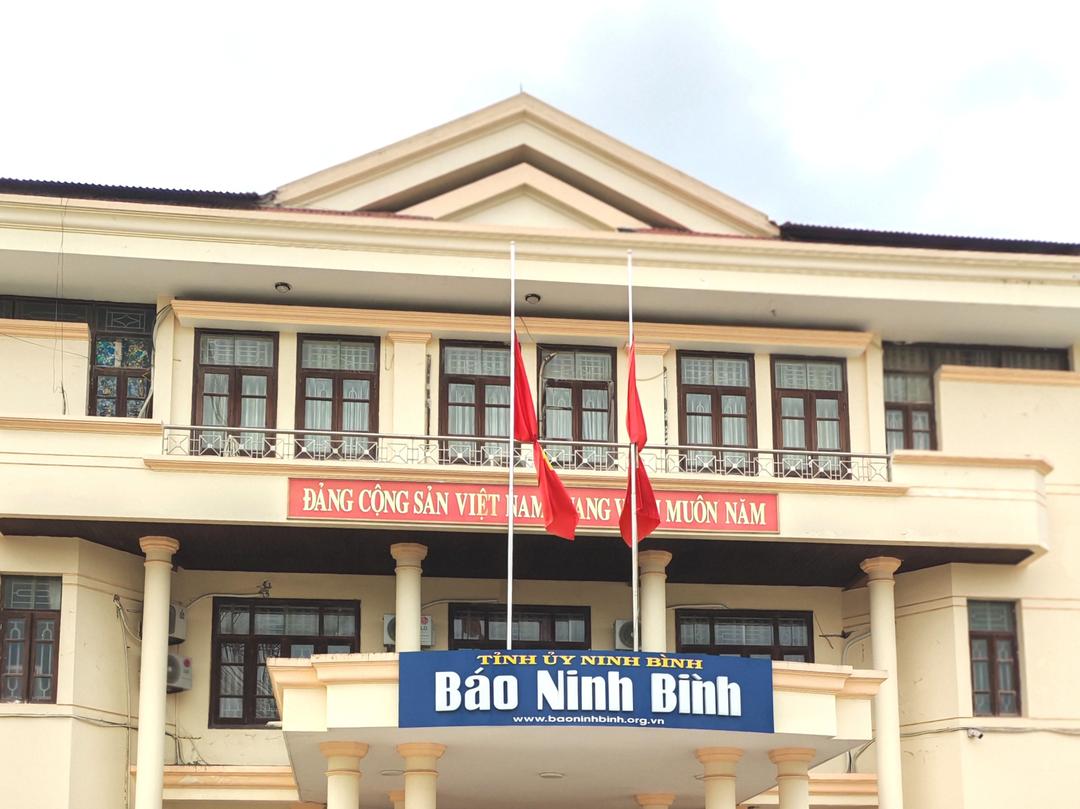 Treo cờ rủ trong Lễ Quốc tang tại Trụ sở Báo Ninh Bình. Ảnh: P.V