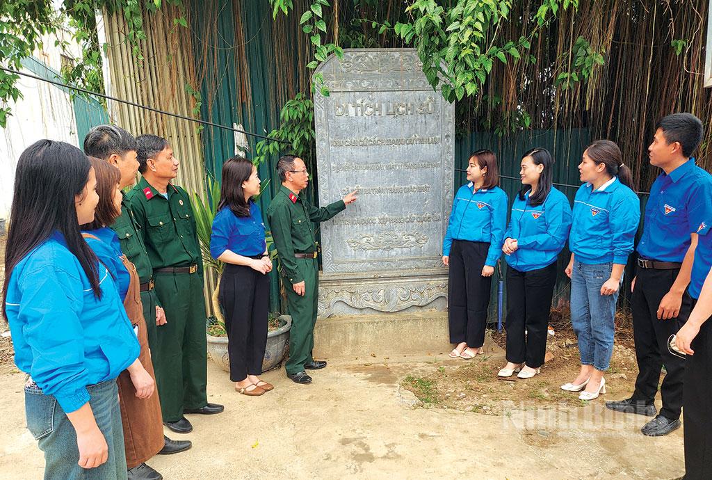 Đoàn viên, thanh niên xã Phú Lộc (Nho Quan) nghe các Cựu chiến binh nói chuyện về truyền thống lịch sử tại Di tích cầu Rịa.