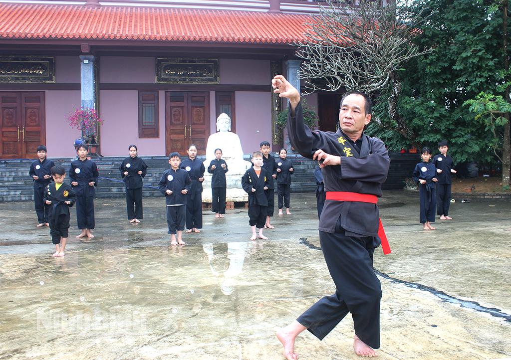 Võ sư Lương Xuân Bính thi triển một thế võ trong bài Long Hoa đao pháp môn phái Bình Định Gia. Ảnh: Phương Nam