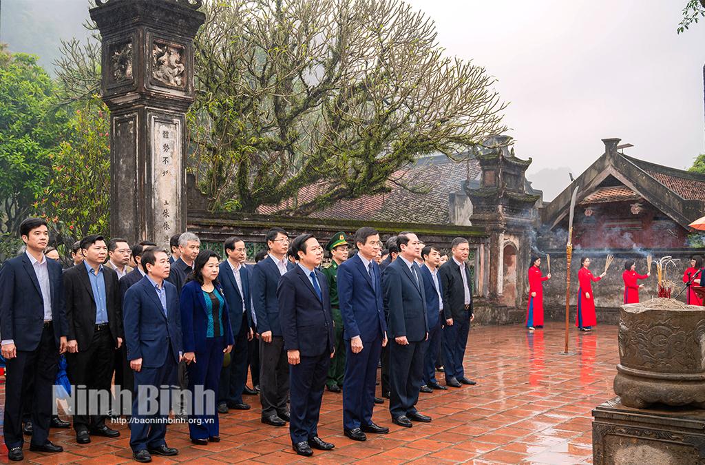 Các đại biểu dâng hương tại Đền thờ Vua Đinh Tiên Hoàng.