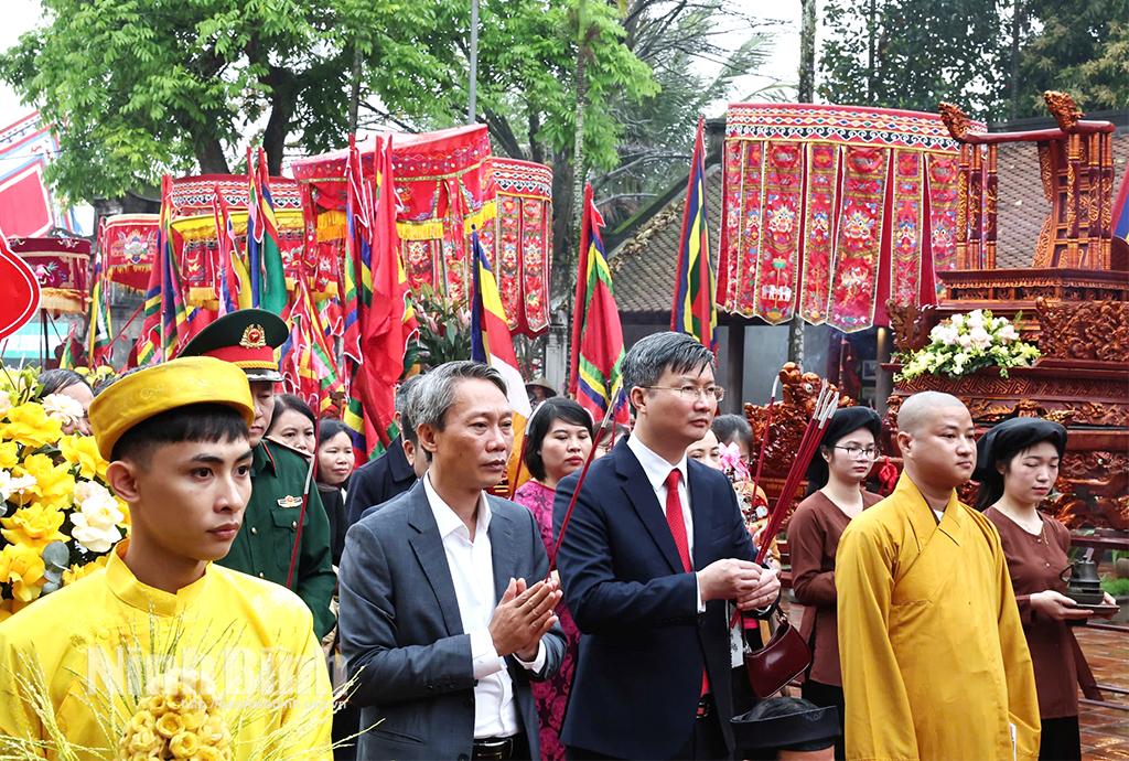 Các đồng chí lãnh đạo huyện Gia Viễn dâng hương tưởng nhớ và tri ân công đức của Đức Thánh Nguyễn.
