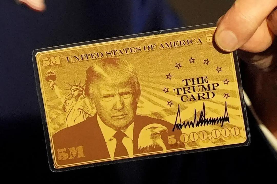 Tổng thống Mỹ Donald Trump công bố thẻ vàng trị giá 5 triệu USD.
