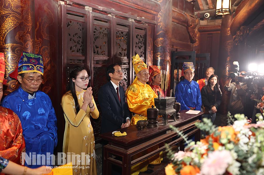 Nghi thức dâng tiến lễ phẩm lên đức vua cha và thần linh.