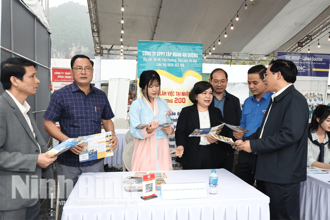 Các đai biểu tham quan, nghe tư vấn của một đơn vị tuyển lao động.