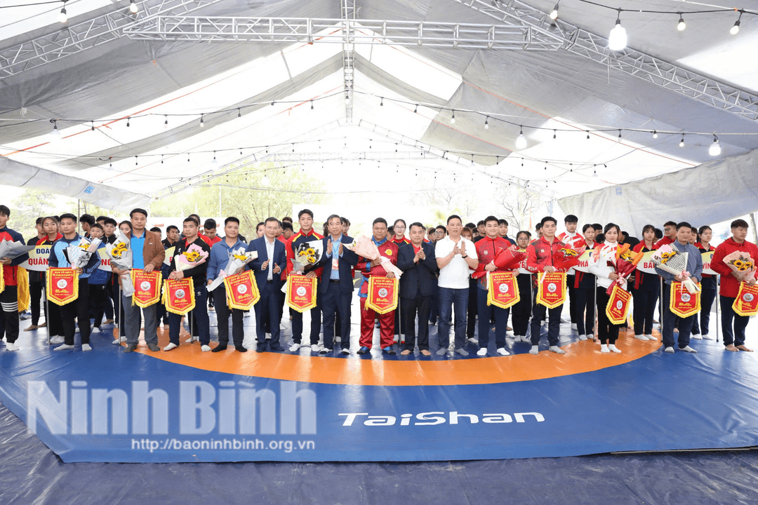 Ban Tổ chức trao cờ lưu niệm cho các đoàn tham dự giải.