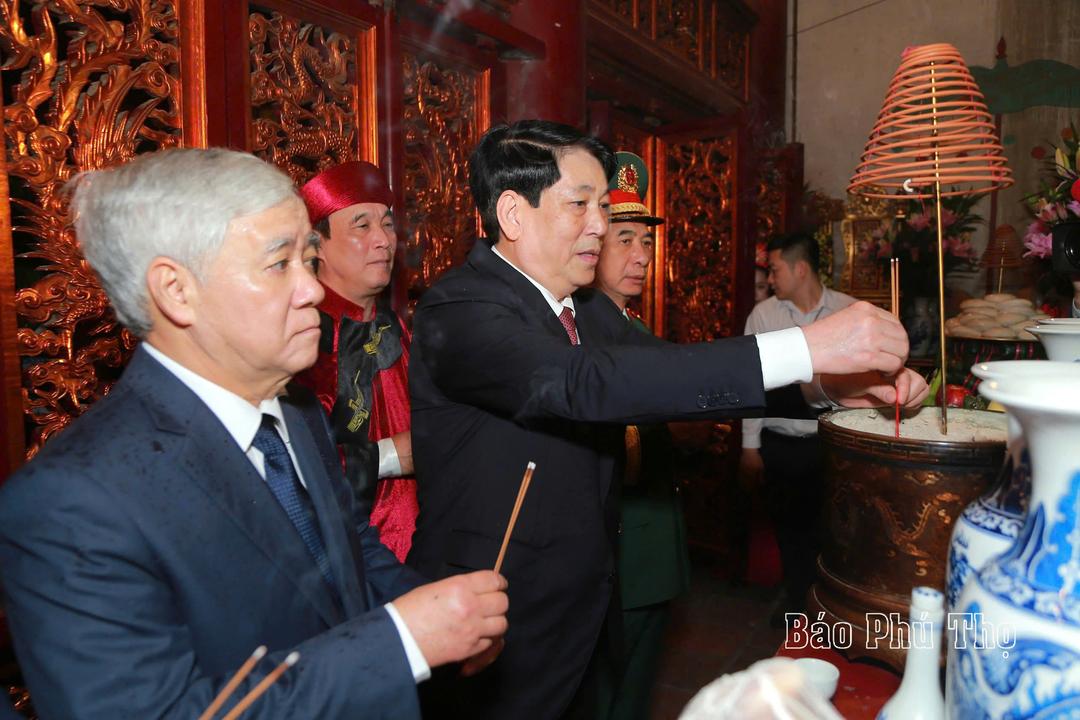 Chủ tịch nước Lương Cường và các đại biểu dâng hương tại Thượng cung.