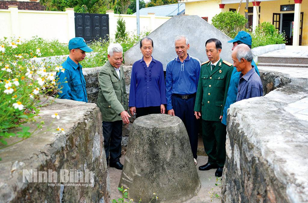 Các cựu dân quân Trung đội Dân quân Kim Đài cùng ôn lại những năm tháng hào hùng trong kháng chiến chống Mỹ cứu nước. Ảnh: Trường Giang