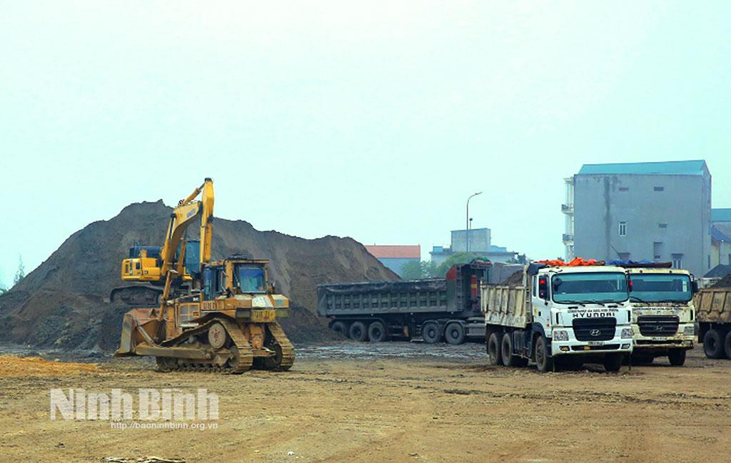Đẩy nhanh tiến độ thi công tuyến đường cao tốc Bắc-Nam phía Đông, đoạn Cao Bồ-Mai Sơn giai đoạn II. Ảnh: Anh Tuấn
