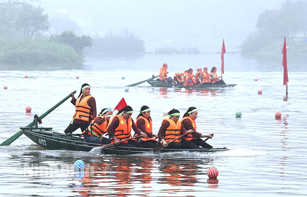 Hội thi chèo thuyền tại Lễ hội Hoa Lư.