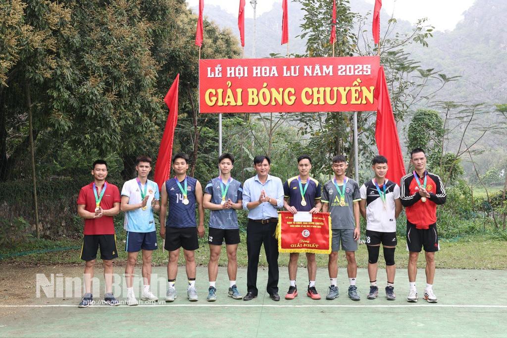 Ban tổ chức trao giải nhất cho đội bóng chuyền xã Ninh Hải.