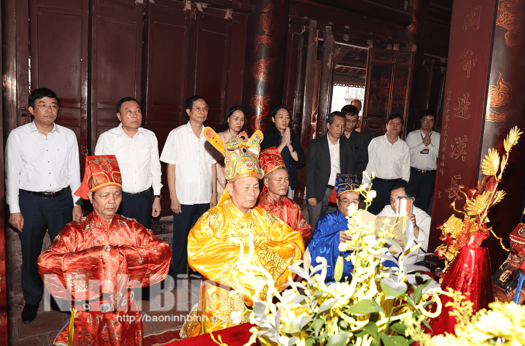 Ban tổ chức Lễ hội Hoa Lư thực hiện nghi thức Lễ tạ tại Đến Vua Đinh.