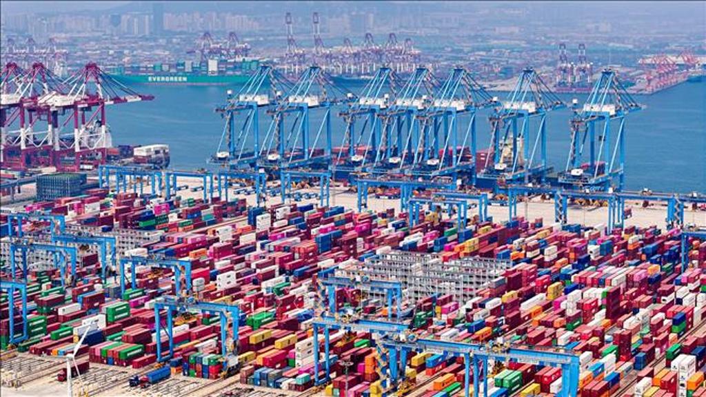 Quang cảnh cảng hàng hóa tại Thanh Đảo, tỉnh Sơn Đông, Trung Quốc. Ảnh minh họa: THX/TTXVN