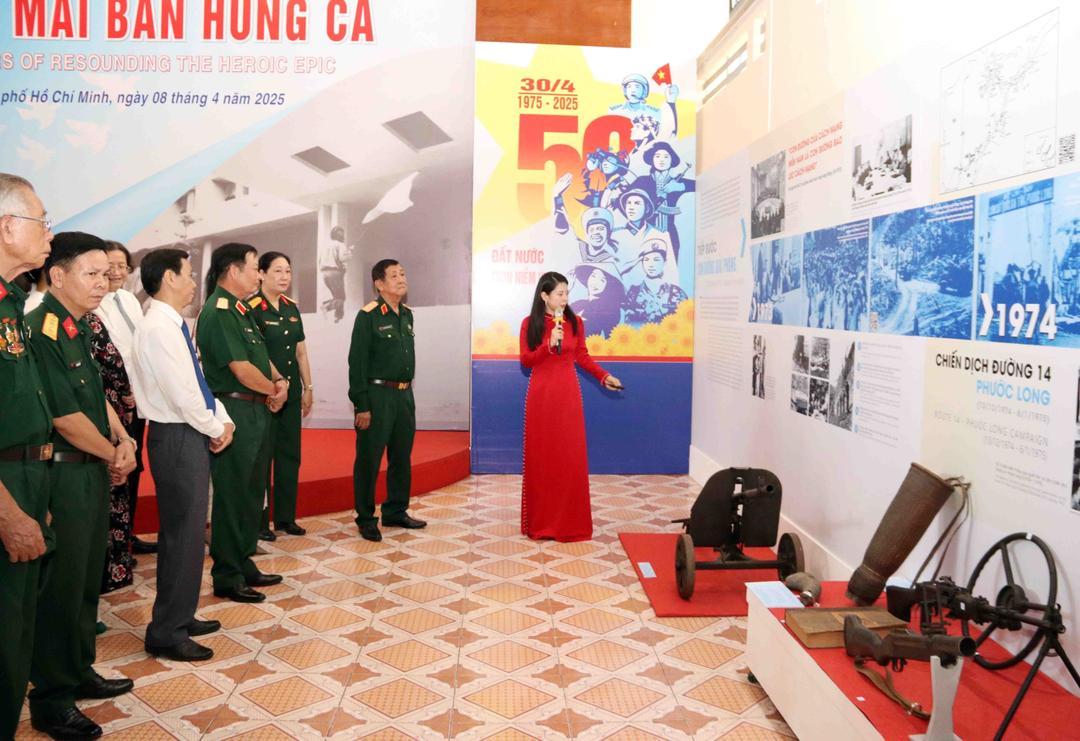 Các đại biểu tham quan triển lãm.