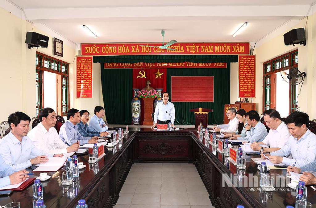 Đồng chí Phạm Quang Ngọc, Phó Bí thư Tỉnh ủy, Chủ tịch UBND tỉnh làm việc tại huyện Kim Sơn về tiến độ thực hiện công tác xoá nhà tạm, nhà dột nát. Ảnh: Minh Quang