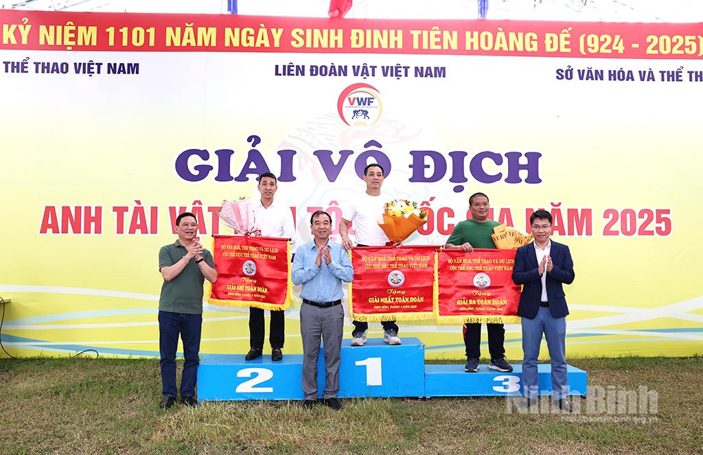 Ban tổ chức trao Cờ Nhất, Nhì và Ba toàn đoàn cho các đoàn tuyển.