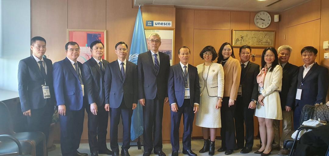 Thứ trưởng Ngoại giao Ngô Lê Văn và lãnh đạo các địa phương gặp Phó Tổng Giám đốc UNESCO Xing Qu. Ảnh: TTXVN