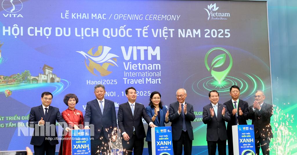 Các đại biểu ấn nút khai mạc Hội chợ du lịch quốc tế Việt Nam 2025.