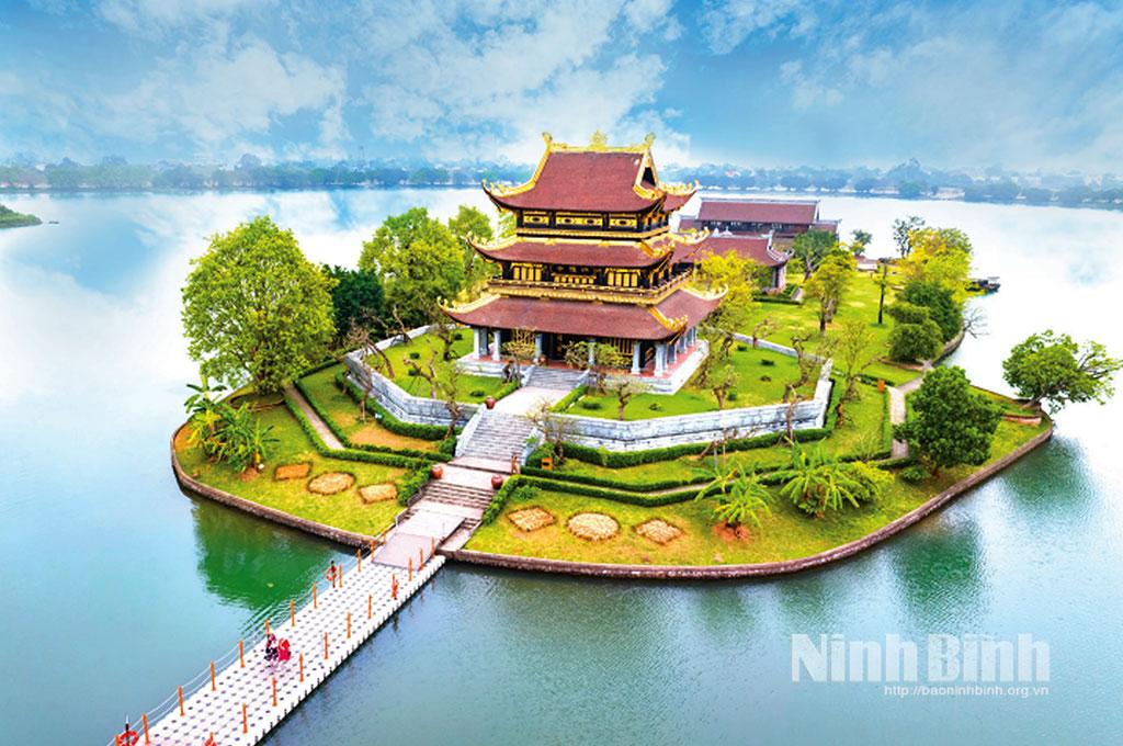Khu vực Chùa Vàng (thành phố Hoa Lư)-nơi có nhiều cảnh quay đẹp trong bộ phim truyền hình dài tập “Hương vị tình thân” do VTV sản xuất năm 2021. Ảnh: Ngọc Linh