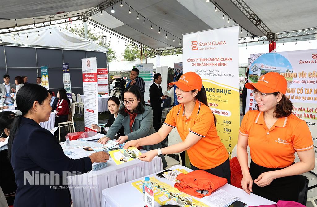 Tìm hiểu thông tin việc làm tại phiên giao dịch việc làm lưu động. Ảnh: Minh Quang