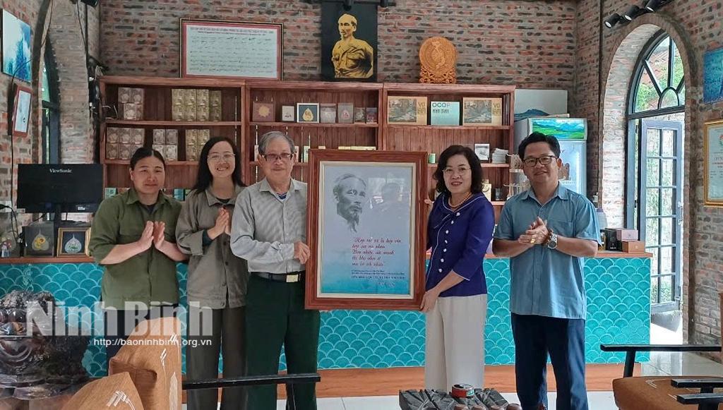 Lãnh đạo Liên minh HTX tỉnh tặng quà HTX Sinh Dược, xã Gia Sinh (Gia Viễn).