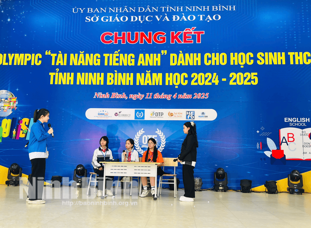 Các thí sinh tham gia cuộc thi Olympic "Tài năng Tiếng Anh" dành cho học sinh THCS.
