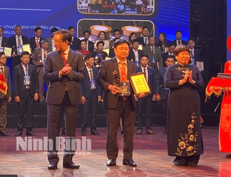 Đại diện HTX nông nghiệp Gia Tường nhận danh hiệu Ngôi sao HTX năm 2025.