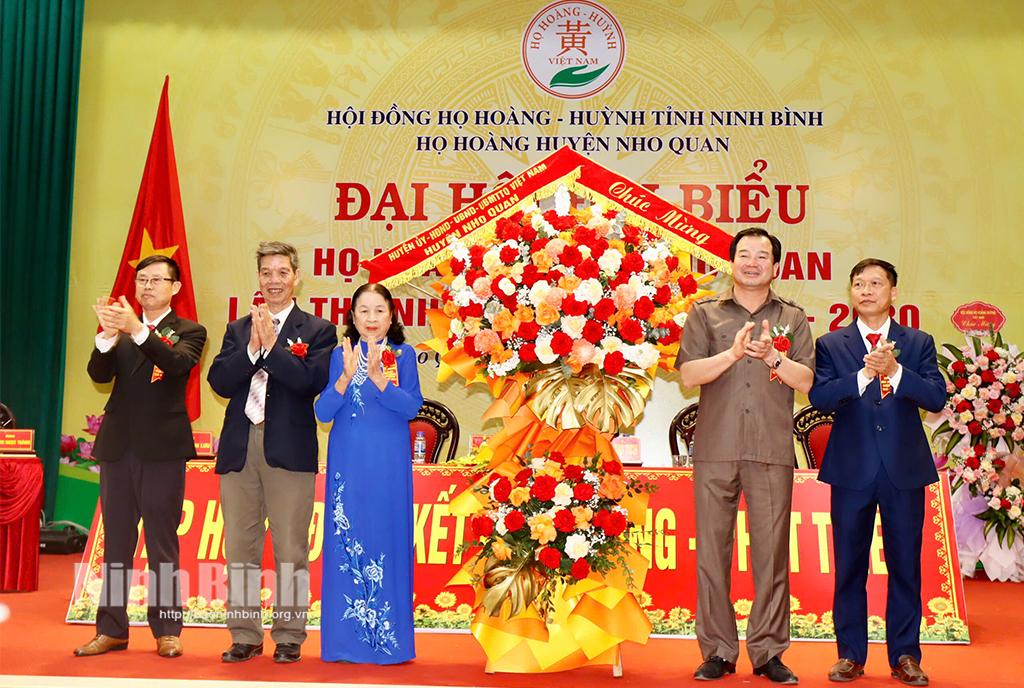 Lãnh đạo huyện Nho Quan tặng hoa chúc mừng Đại hội.