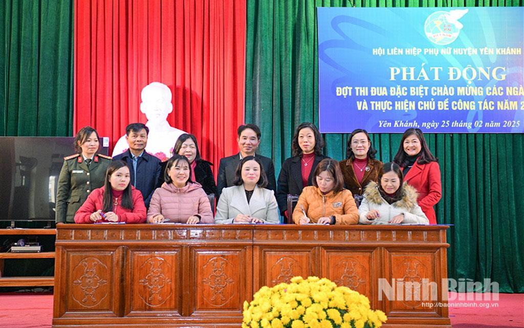 Lãnh đạo Hội LHPN huyện Yên Khánh và Hội LHPN các xã, thị trấn trên địa bàn huyện ký kết giao ước thi đua năm 2025. Ảnh: Trường Giang