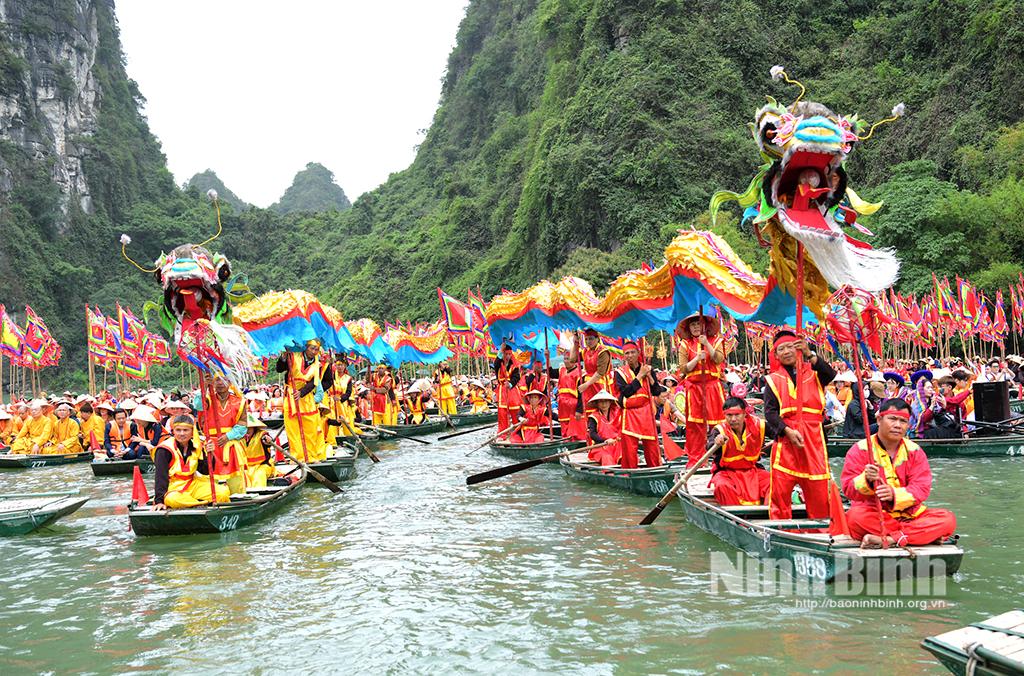 Nghi thức rước rồng trên sông Sào Khê.