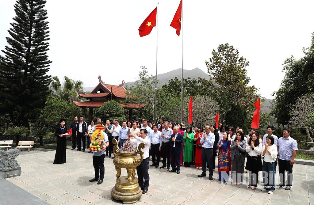 Lãnh đạo, nguyên lãnh đạo, hội viên Hội Nhà báo tỉnh Ninh Bình và các đại biểu dâng hương tại Nhà tưởng niệm Bác Hồ trên đỉnh Đèo De, xã Phú Đình, huyện Định Hoá thuộc Di tích lịch sử Quốc gia đặc biệt An toàn khu Định Hoá, tỉnh Thái Nguyên.