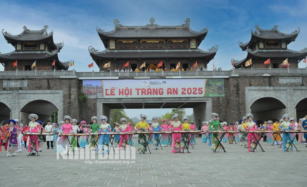 Biểu diễn nghệ thuật tại Lễ hội Tràng An năm 2025. Ảnh: Minh Đường