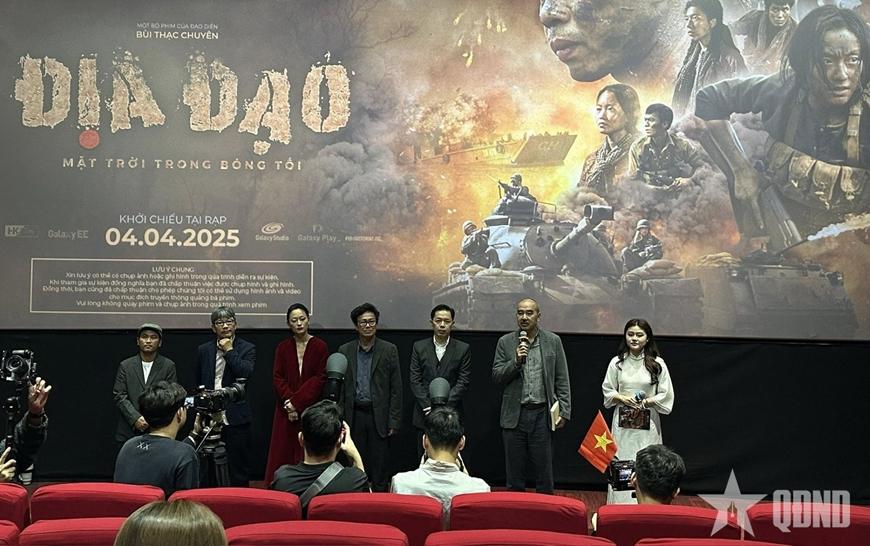 Đoàn phim “Địa đạo: Mặt trời trong bóng tối” giới thiệu phim tới khán giả Hà Nội tối 2/4.