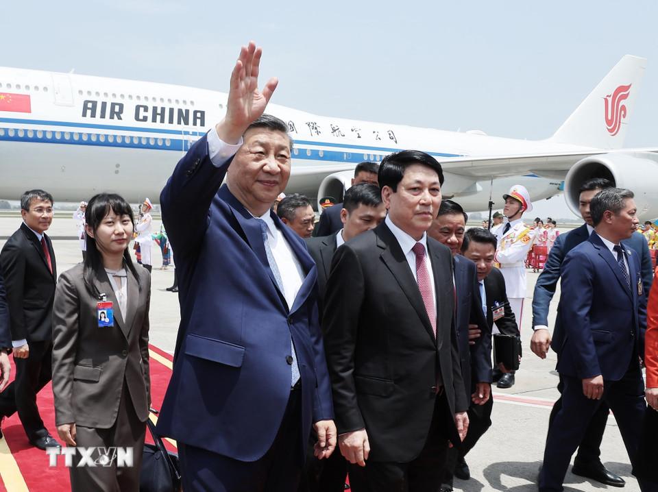 Tổng Bí thư, Chủ tịch nước Trung Quốc Tập Cận Bình đến Thủ đô Hà Nội, bắt đầu chuyến thăm cấp Nhà nước tới Việt Nam.