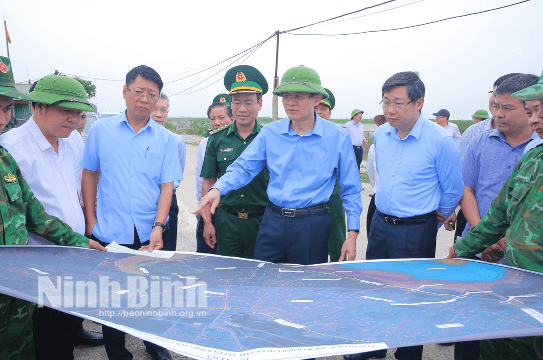Đồng chí Bí thư Tỉnh uỷ kiểm tra tiến độ triển khai Dự án xử lý chống sạt lở tuyến đê biển Bình Minh III xã Kim Đông.