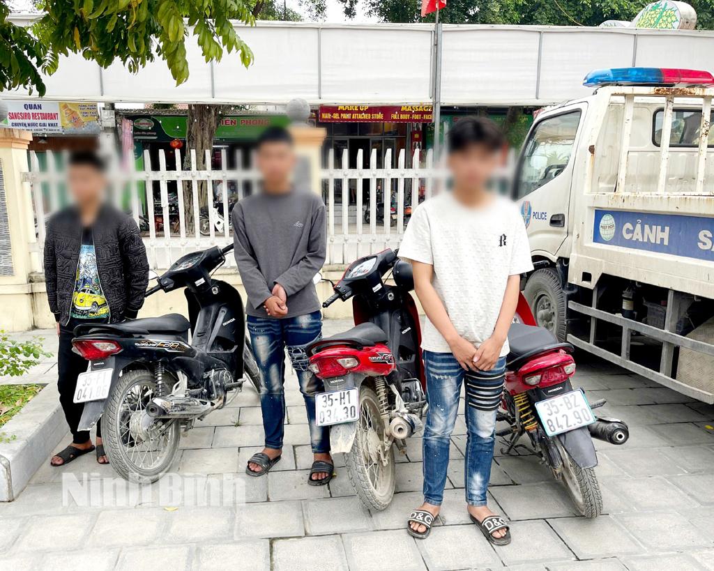 Các đối tượng cùng tang vật.