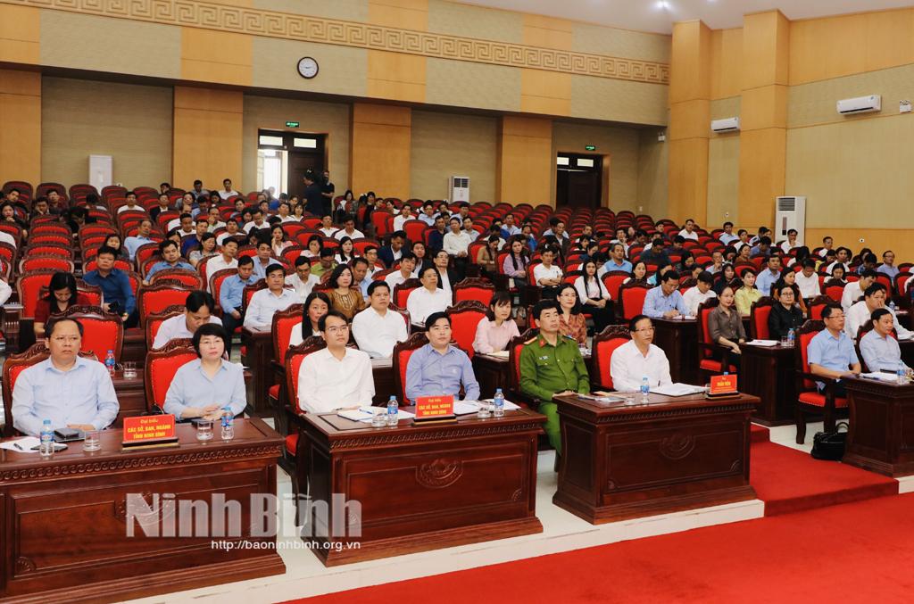 Các đại biểu dự buổi tiếp xúc cử tri.